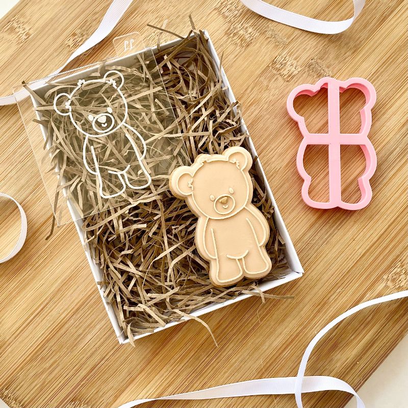 Graduation Teddy Bear Cookie Cutter and Embosser - 7cm x 6.2cm – Cookie Graduation Teddy Bear Cookie Cutter and Embosser - 7cm x 6.2cm – Cookie