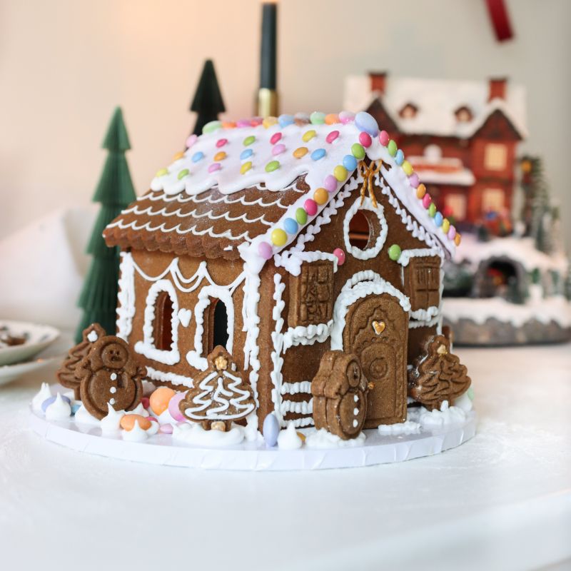 Make Your Own Deluxe Gingerbread House Biscuit Baking and Decorating Kit